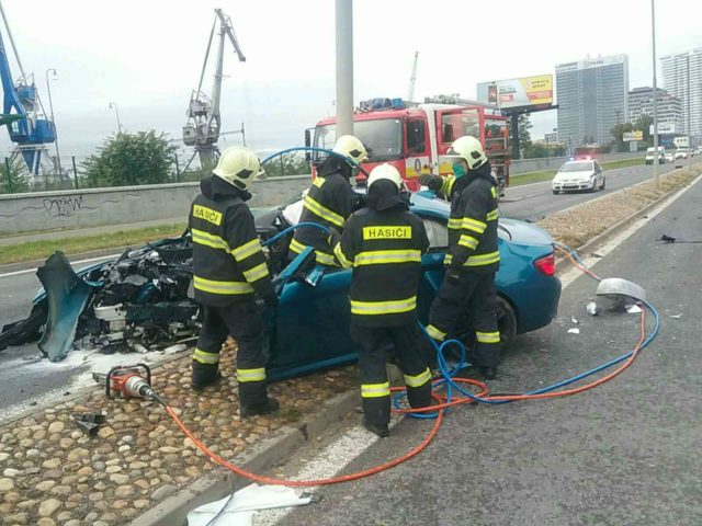 Hrozivo vyzerajúca nehoda sa stala dnes predpoludním na Prístavnej ulici v Bratislave. Vodič BMW zo zatiaľ nezistených príčin narazil do ståpa verejného osvetlenie. Vodiča z totálne zdemolovaného vozidla vyslobodili hasiči pomocou hydraulického vyslobodzovacieho zariadenia. S vážnymi zraneniami skončil v nemocnici. Bratislava, 15. október 2020. 