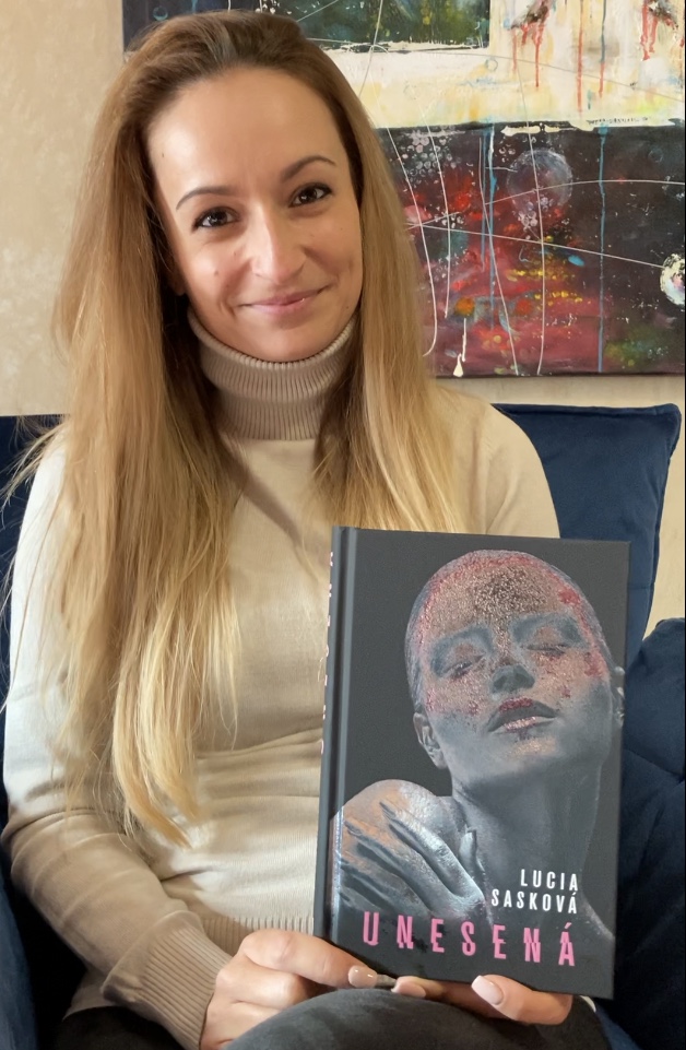 Lucia s knihou.jpg