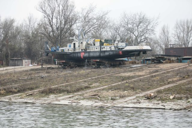 Remorkér, ktorý bol následkom havárie potopený 20. novembra 2020, dnes vytiahli z Dunaja v bratislavskom prístave Marína v areáli Lodenice Vlčie Hrdlo. Bratislava, 2. december 2020.