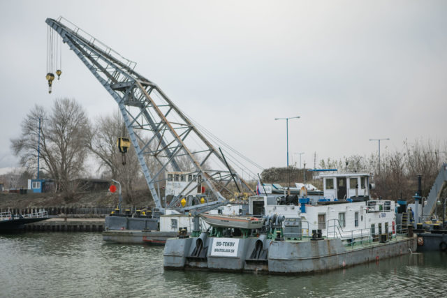 Lodný žeriav, ktorým vytiahli z Dunaja remorkér, potopený následkom havárie z dňa 20. novembra 2020 v bratislavskom prístave Marína v areáli Lodenice Vlčie Hrdlo. Bratislava, 2. december 2020.
