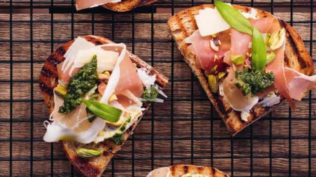 Bruschetta s pistaciovym maslom.jpg