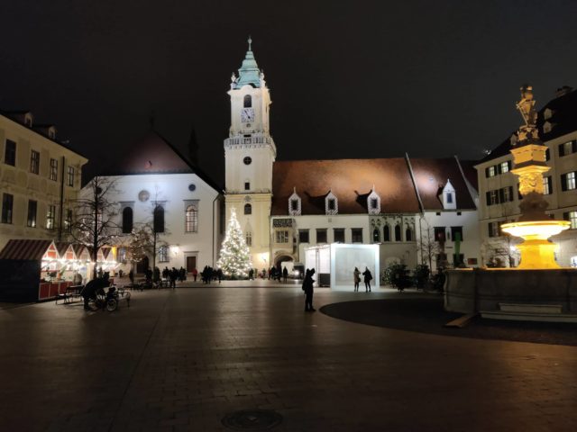 Vianočné trhy na Hviezdoslavovom námestí