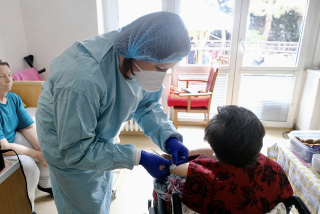 COVID 19: Očkovanie v Petržalskom domove seniorov