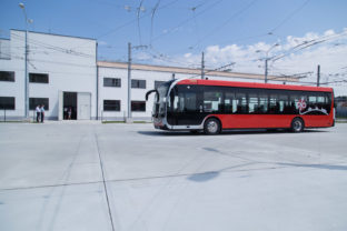 Pohľad na autobus pred zmodernizovanou údržbovou základňou po brífingu Dopravného podniku Bratislava (DPB) spojeného s dokončením a odovzdaním do užívania II. etapy modernizácie údržbovej základne Jurajov dvor. Bratislava, 12. júl 2018.