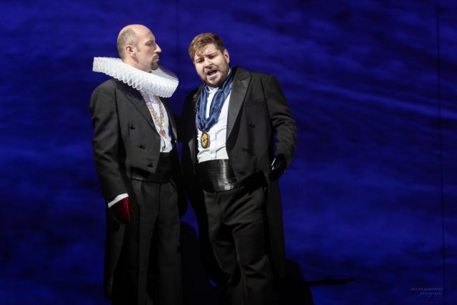 Marián Lukáč ako Vojvoda z Nottinghamu a David Astorga ako Roberto Devereux v novej opernej inscenácii Štátneho divadla Košice