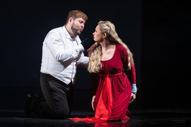 David Astorga ako Roberto Devereux a Elena Maximova ako Sára, vojvodkyňa z Nottinghamu v novej opernej inscenácii Roberto Devereux v Štátnom divadle Košice 