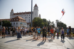 Účastníci počas protestu proti vládnym opatreniam v súvislosti s COVID-19 pred Národnou radou SR. Bratislava, 23. júl 2021.