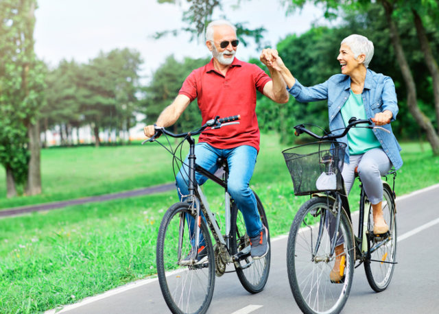 Seniori bicykle bicykel cyklojazda mobilita