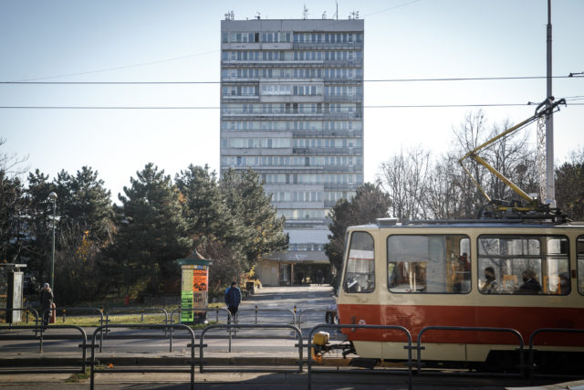 Budova Univerzitnej nemocnice Bratislava (UNB) v Ružinove, v ktorej sa nachádza odberové miesto COVID-19. Bratislava, 23. november 2021.