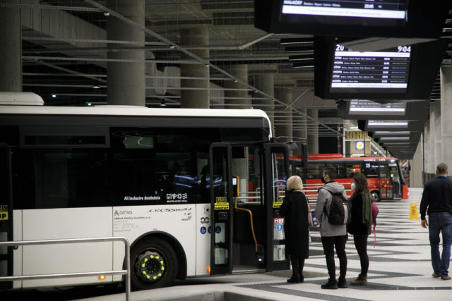 ¼udia nastupujú do autobusu spoločnosti ARRIVA Mobility Solutions, ktorá je novým autobusovým dopravcom Bratislavského samosprávneho kraja (BSK), na nástupišti autobusovej stanice Nivy v Bratislave. Bratislava, 15. november 2021.