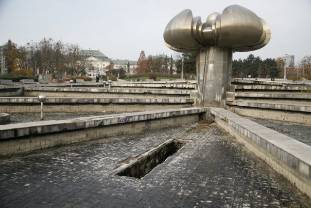 BRATISLAVA: Začiatok rekonštrukcie fontány Družba