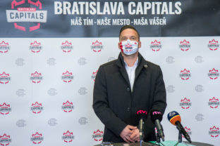 počas brífingu klubu iClinic Bratislava Capitals. Bratislava, 16. október 2020.