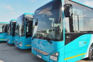 Nové autobusy, ktoré spoločnosť Arriva Trnava zaradila na prímestské linky v okolí Trnavy a Piešťan. Trnava, 10. november 2021.