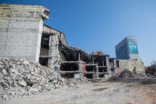Búracie práce Domu odborov, známeho ako Istropolis na Trnavskom mýte v Bratislave. Bratislava, 19. marec 2022.