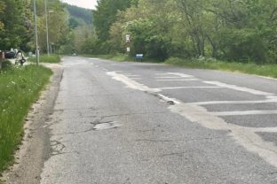 Rozbitá Devínska cesta Výtlky na ceste.