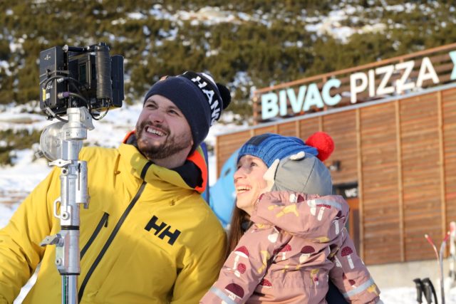 Laska_hory_prenasa_01_jakub_machala_a_radka_babincova_s_dcerou.jpg