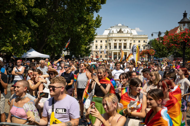 Účastníci počas pochodu na Hviezdoslavovom námestí v rámci 12. ročníka pestrofarebného festivalu na podporu LGBTI komunity s názvom Dúhový PRIDE Bratislava 2022. Bratislava, 23. júl 2022.