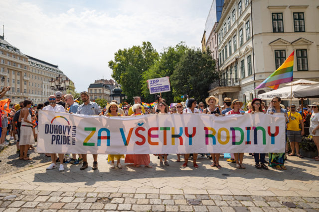Účastníci počas pochodu na Hviezdoslavovom námestí v rámci 12. ročníka pestrofarebného festivalu na podporu LGBTI komunity s názvom Dúhový PRIDE Bratislava 2022. Bratislava, 23. júl 2022. 