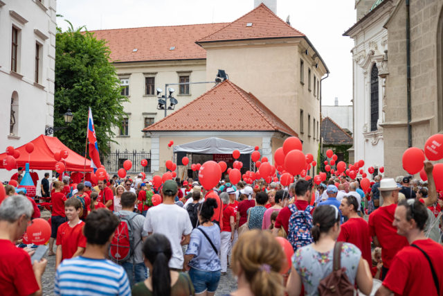 Účastníci počas 10. ročníka pochodu Hrdí na rodinu na Rudnayovom námestí v Bratislave. Bratislava, 23. júl 2022. 