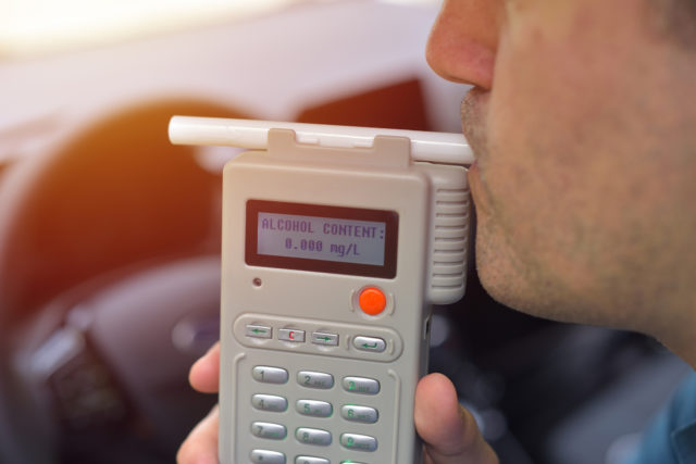 Alkohol test dychová skuska za volantom polícia