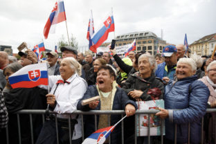 Účastníci počas protivládneho protestu za predčasné voľby a za efektívny boj so zdražovaním, ktorý organizovala strana Smer - sociálna demokracia pred Prezidentským palácom.