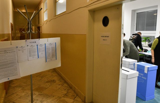 Volby volebná miestnost komunalne primator starosta ucast