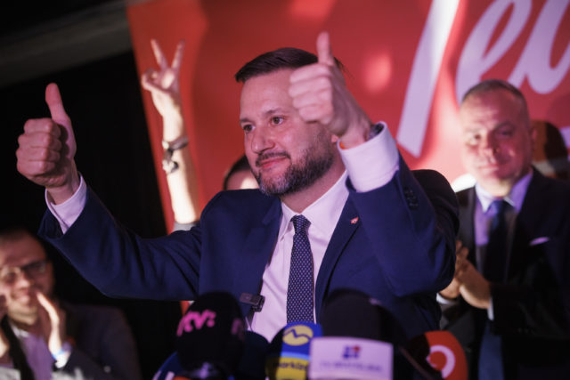 Kandidát na primátora Bratislavy Matúš Vallo v jeho centrále počas vyjadrenia k výsledkom spojených volieb do orgánov územnej samosprávy 2022. VO¼BY: Volebná centrála Valla