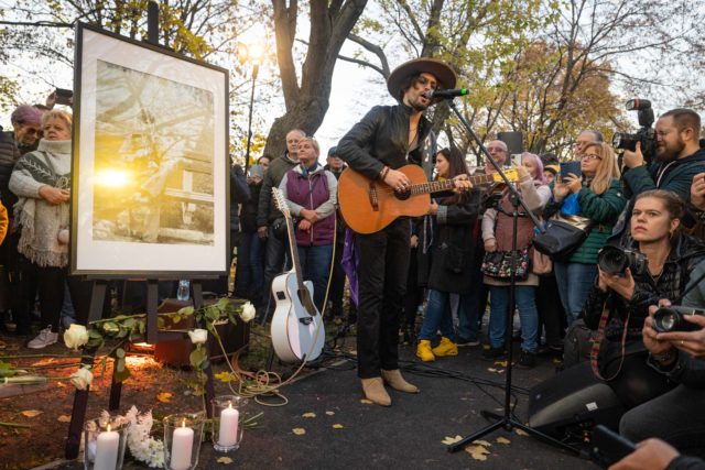 Atmosféra počas odhalenia lavičky zosnulého slovenského speváka a hudobníka Miroslava birku alias Mekyho v parku na Račianskom mýte v Bratislave. Bratislava, 11. november 2022. 