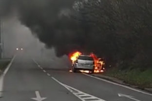 Poziar auto plamene nehoda policia.jpg