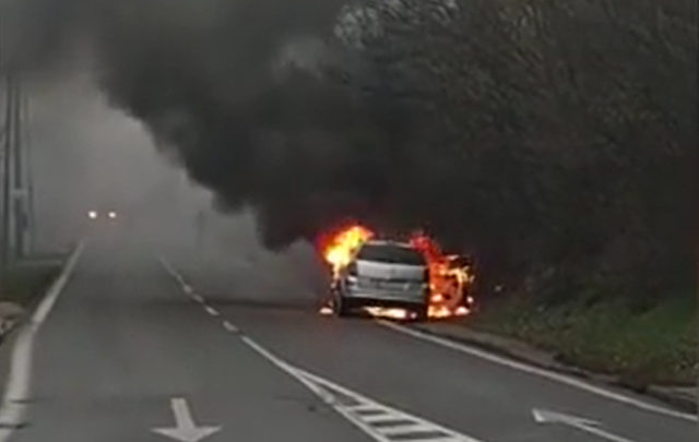 Poziar auto plamene nehoda policia.jpg