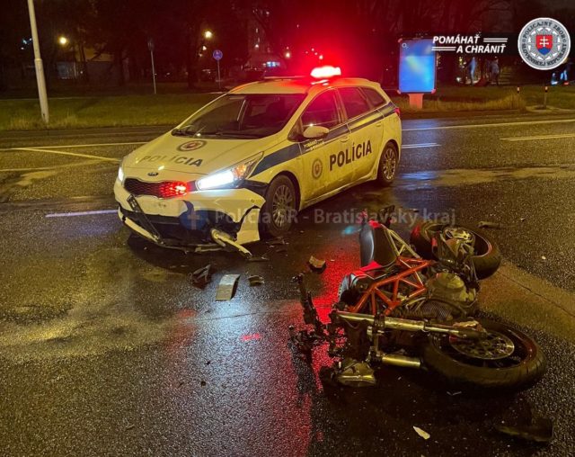Nehoda motorka policia.jpg