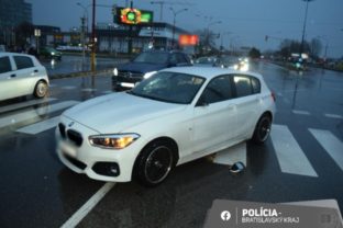 Policia nehoda tomasikova chodec auto.jpg