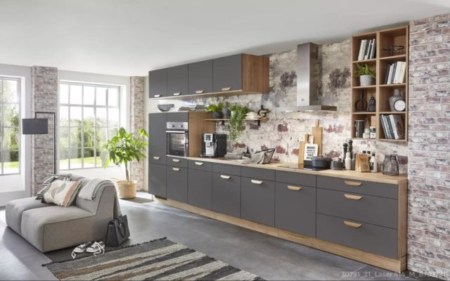 Siva pohovka a drevena kuchynska linka v modernej kuchyni s obyvackou.jpg