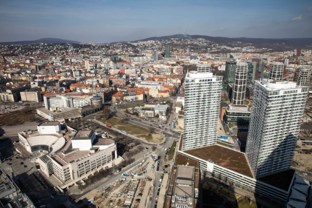 Pohľad na Bratislavu z najvyššieho poschodia prvého slovenského mrakodrapu Eurovea Tower v Bratislave počas novinárskeho dňa, na ktorom informovali o výstavbe a sprístupnení jednotlivých funkcií rozšírenej Eurovea