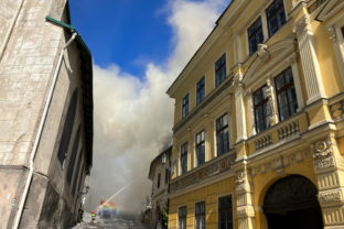 Včasný zásah hasičov pri požiari budov na Námestí Svätej Trojice v Banskej Štiavnici, kde spočiatku horela historická budova nazývaná Banka lásky a neskôr sa rozšíril i na okolité objekty uchránil pred požiarom archívne dokumenty, ktorých časť patrí do zoznamu UNESCO