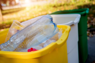 Triedenie odpadu vrecovy zber papier plast odvoz a likvidacia odpadu