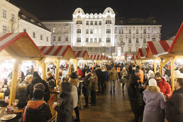 Vianočné trhy na Hlavnom námestí v bratislavskom Starom Meste. Bratislava, 16. december 2022.