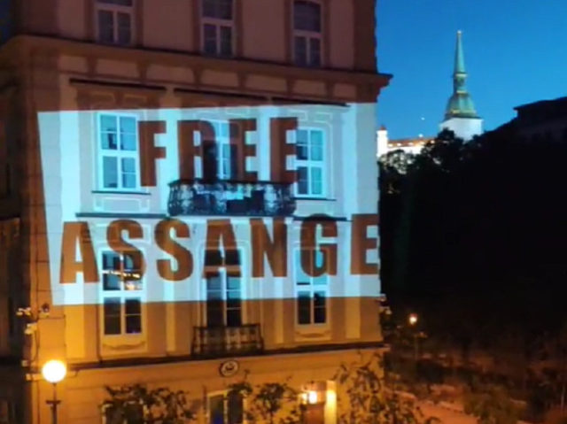 Free assange oslobodenie protest americke velvyslanectvo institut ludskych prav.jpg