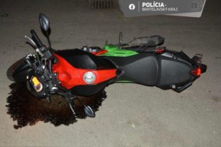 Policia motorka kradez drogy.jpg