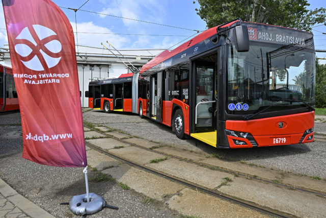 Nový hybridný kĺbový trolejbus počas brífingu hlavného mesta a Dopravného podniku Bratislava (DPB) v Depe Jurajov dvor, na ktorom predstavili novú bratislavskú električku a hybridný kĺbový trolejbus. Bratislava, 16. august 2023.