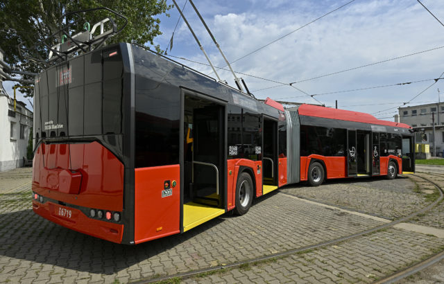 Nový hybridný kĺbový trolejbus počas brífingu hlavného mesta a Dopravného podniku Bratislava (DPB) v Depe Jurajov dvor, na ktorom predstavili novú bratislavskú električku a hybridný kĺbový trolejbus. Bratislava