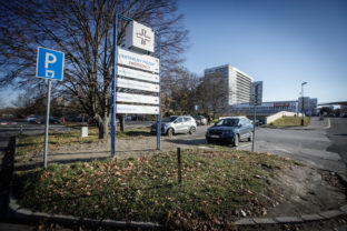 Budova Univerzitnej nemocnice Bratislava (UNB) v Ružinove, v ktorej sa nachádza odberové miesto COVID-19