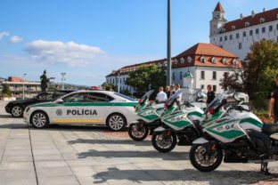 Policajné motorky, autá a pancierovaná limuzína na prevoz chránených osôb počas prehliadky pred budovou NR SR v rámci podujatia Deň otvorených dverí Národnej rady (NR) SR pri príležitosti osláv 30. výročia prijatia Ústavy SR. Bratisava