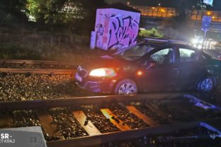 Policia nehoda zeleznicne priecestie alkohol za volantom.jpg
