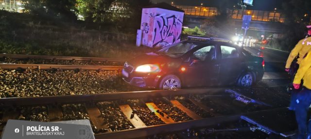 Policia nehoda zeleznicne priecestie alkohol za volantom.jpg