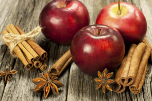 K najobľúbenejším tradíciám na Vianoce patrí krájanie jablka. Má ale niekoľko dôležitých pravidiel