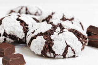 Tieto popraskané čokoládové sušienky môžete upiecť aj na poslednú chvíľu.