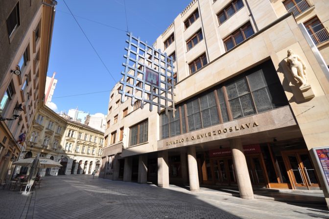 Poskodene dvere divadlo pavla orszagha hviezdoslava 1.jpg