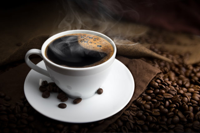 Asi každý počul, že piť kávu na lačný žalúdok je škodlivé, avšak aké to má mať skutočné príčiny?