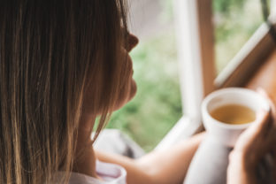 Prečo je nevhodné pitie kávy pri nachladnutí a ako negatívne môže ovplyvniť fungovanie nášho tela?